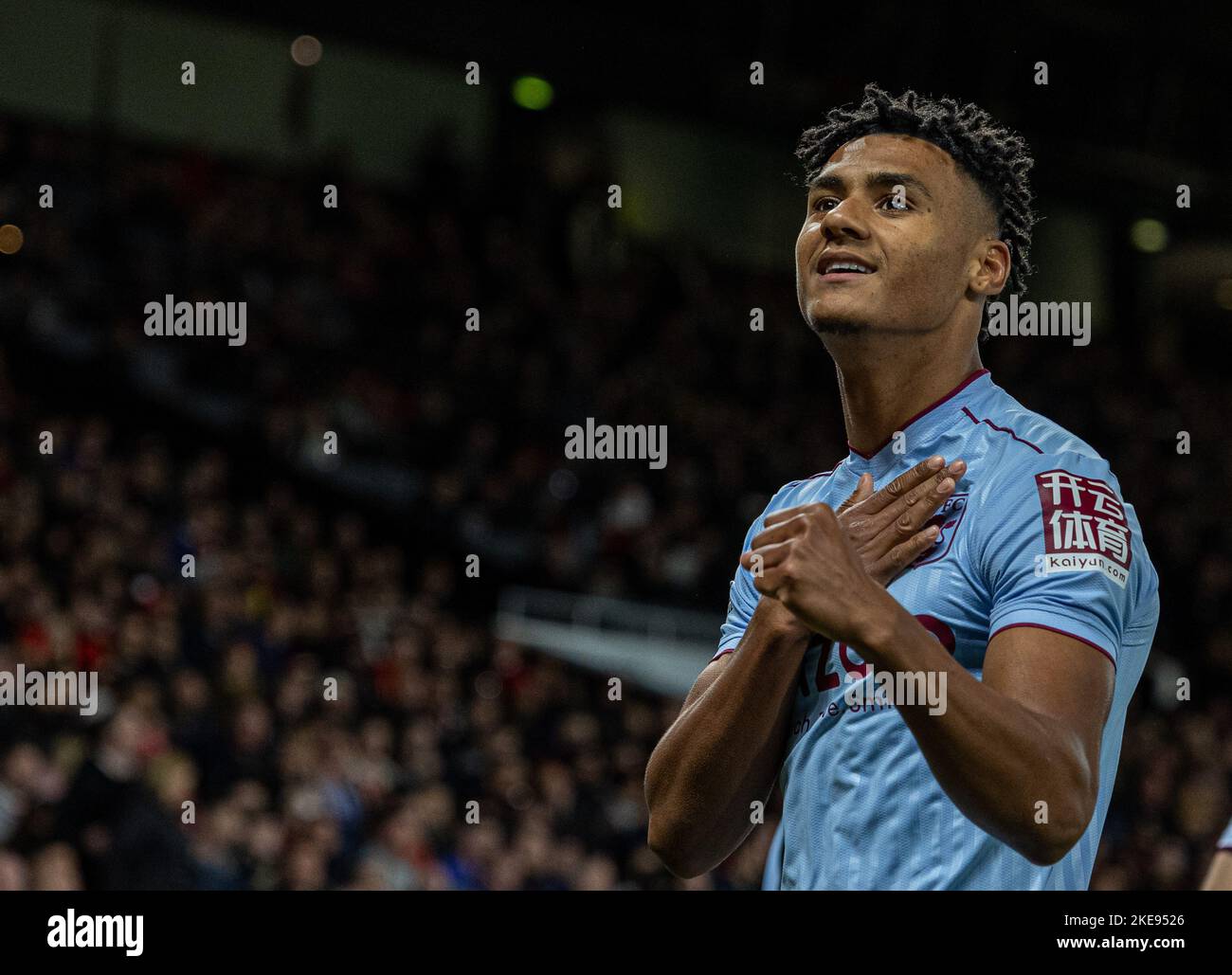 Manchester, Regno Unito. 11th Nov 2022. Ollie Watkins di Aston Villa festeggia dopo aver segnato durante la partita di calcio della Coppa di Lega 3rd Round tra il Manchester United e l'Aston Villa a Manchester, in Gran Bretagna, il 10 novembre 2022. Credit: Notizie dal vivo su Xinhua/Alamy Foto Stock