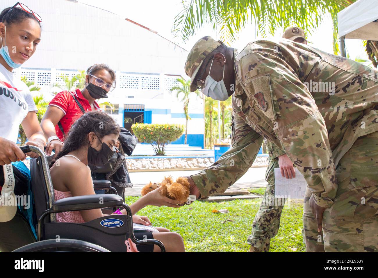 Puerto Barrios, Guatemala. 27th Ott 2022. Senior Master Sgt. Che Kinnard, 188th Gruppo medico Senior arruoled leader, dà un destinatario di cure un orso farcito in un sito medico a Puerto Barrios, Guatemala, il 27 ottobre 2022, durante la prosecuzione Promise 2022. I membri della Guardia Nazionale aerea Arkansas partecipano alla promessa continua 2022 di sostenere il Guatemala attraverso il programma di partenariato dello Stato della Guardia Nazionale degli Stati Uniti, che sviluppa le relazioni con i paesi partner fornendo al contempo supporto come assistenza medica e aumentando la preparazione delle forze degli Stati Uniti e dei partner. (Foto di staff Sgt. Chris Foto Stock