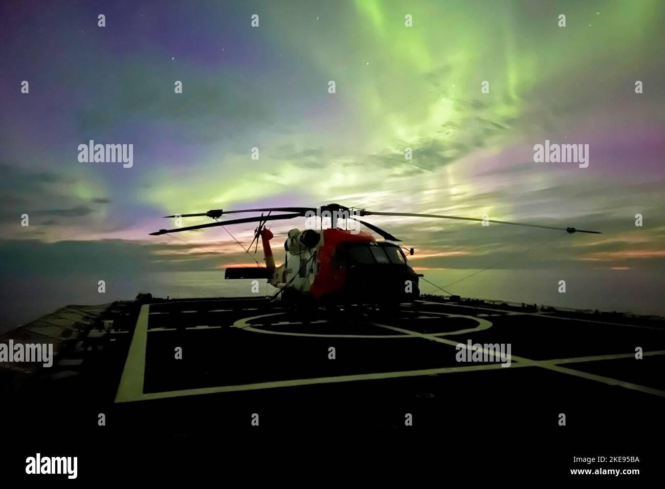 Chukchi Mare. 5th Set, 2022. Un elicottero della Guardia Costiera MH-60 siede sul ponte di volo della Guardia Costiera Cutter Kimball (WMSL 756) in attesa del suo prossimo volo, nel Mare di Chukchi, 5 settembre 2022. Questa struttura aerea stava partecipando ad un programma pilota che valutava la fattibilità di operare il modello dai tagliatori di sicurezza nazionali della Guardia Costiera. Credit: US Coast Guard/ZUMA Press Wire Service/ZUMAPRESS.com/Alamy Live News Foto Stock