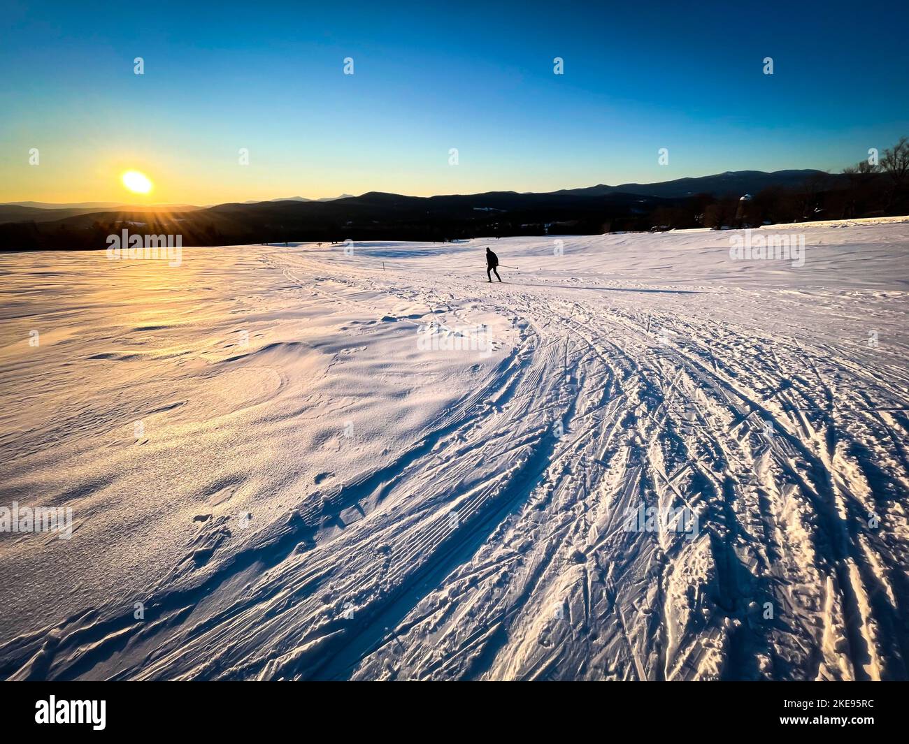 Lo sciatore di fondo si è stagliato su un campo di neve, East Montpelier, VT, USA. Foto Stock