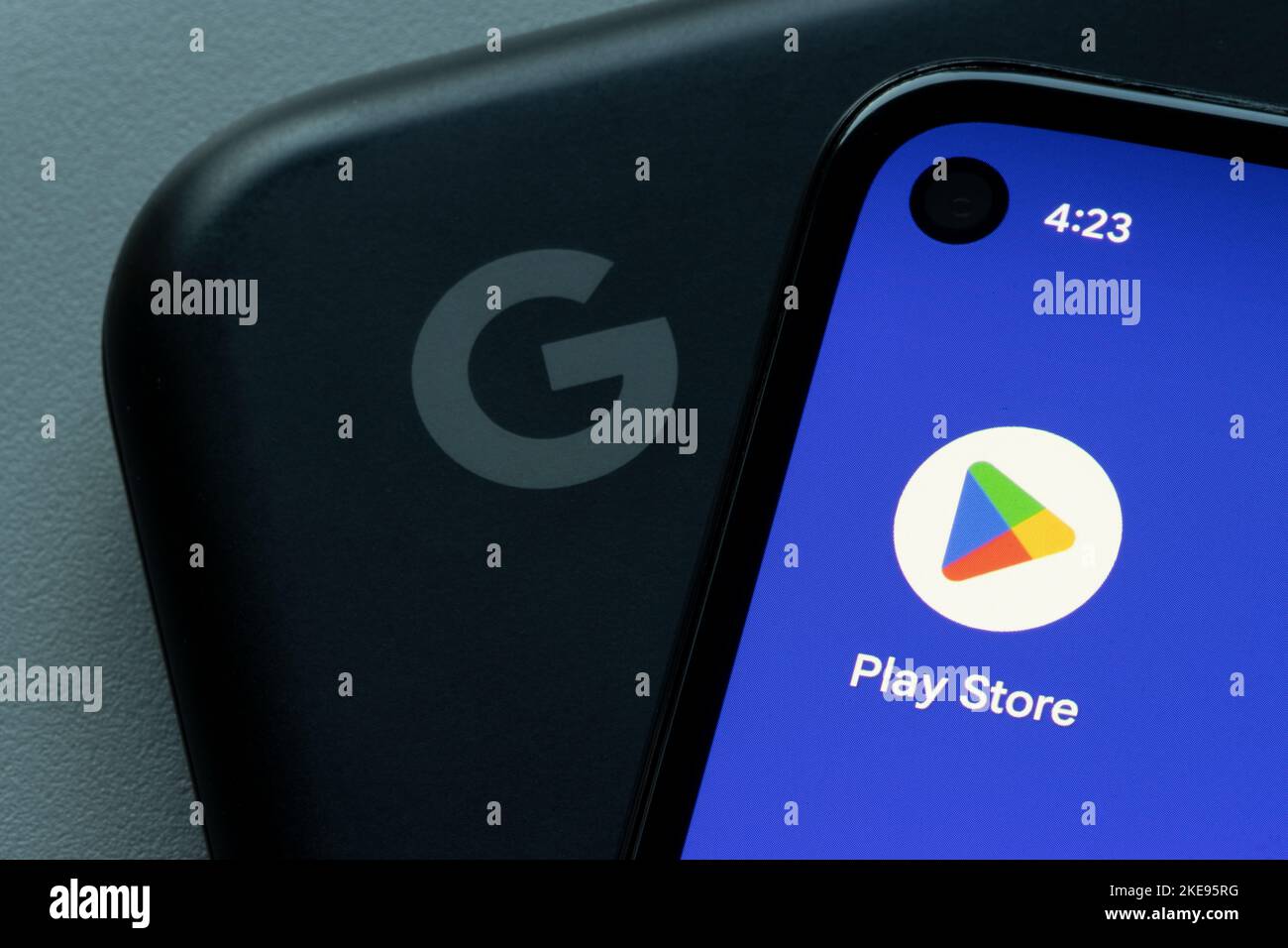 L'icona dell'app Google Play Store è visibile su uno smartphone Google Pixel in cima a un Google Pixelbook con il logo G. Google Play è un servizio di distribuzione digitale. Foto Stock