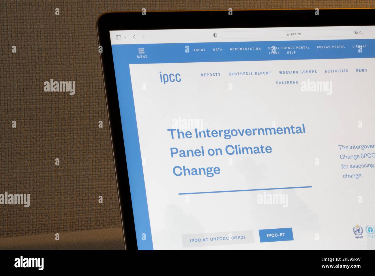 La homepage del sito web del gruppo intergovernativo sui cambiamenti climatici (IPCC) è visualizzata sullo schermo di un computer portatile. Foto Stock