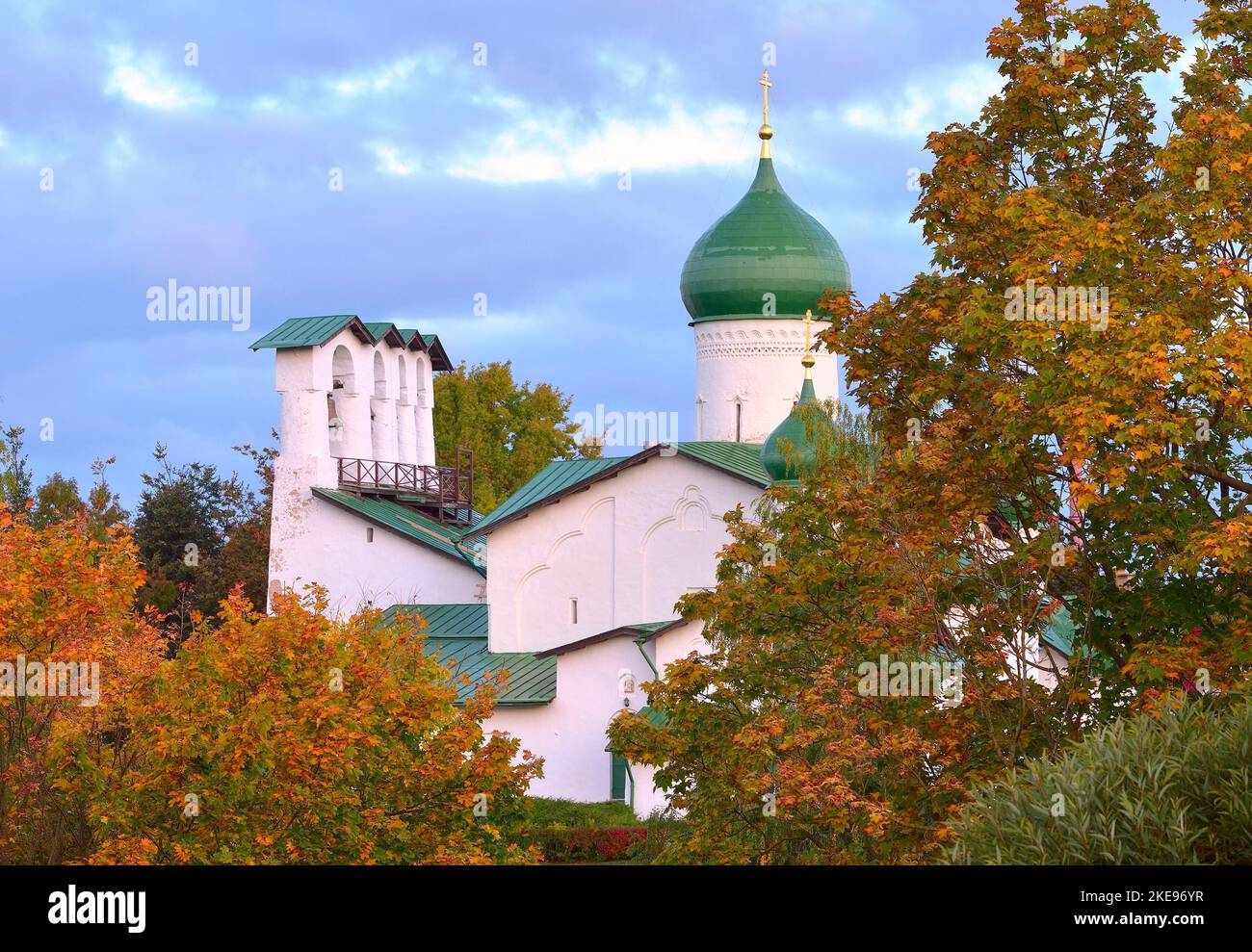 Vecchi templi russi di Pskov. Le cupole della Chiesa dell'Epifania del XV secolo tra alberi autunnali. Pskov, Russia, 2022 Foto Stock
