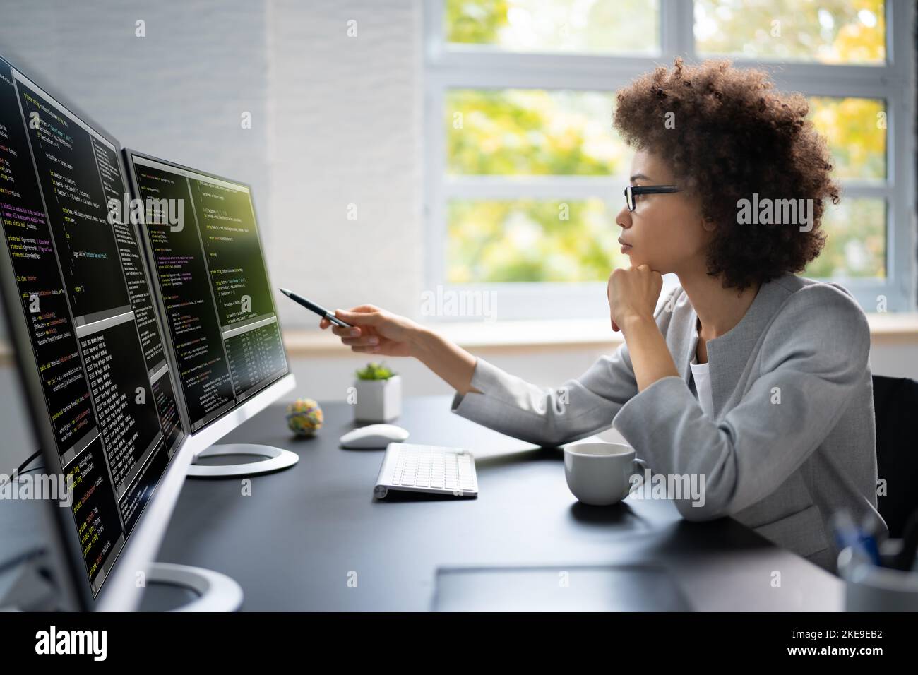 Programmatore di software o uomo di codice usando il calcolatore di ufficio Foto Stock