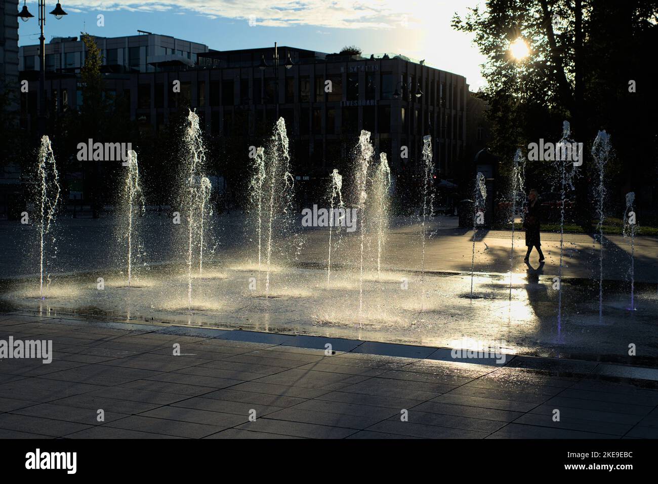 Fontana della città alla luce del sole Foto Stock