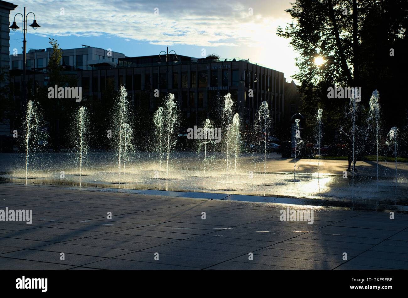 Fontana della città alla luce del sole Foto Stock