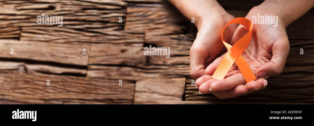 Trattamento della leucemia e sclerosi multipla Survivor Ribbon Foto Stock