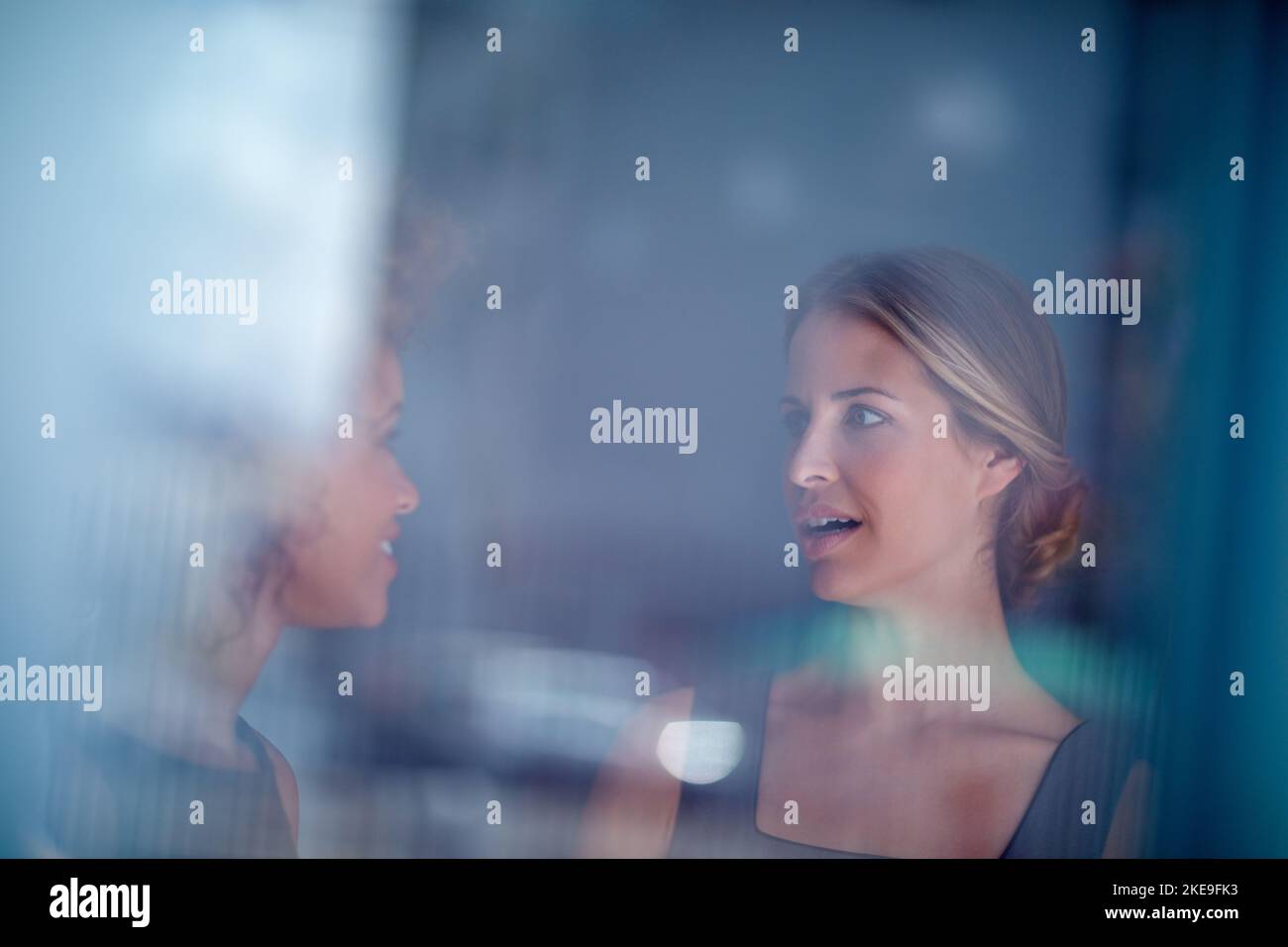 Due donne d'affari che hanno una discussione in un ufficio. Foto Stock