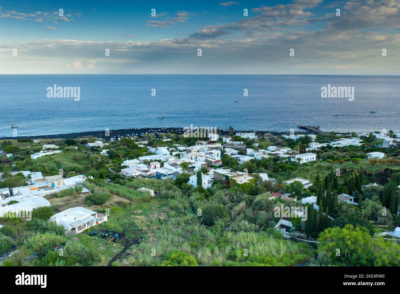 Vista di Stromboli e della chiesa di San Vicenzo Ferreri cielo blu, sole, isola di Stromboli, Isole Eolie Sicilia, Italia, Europa Foto Stock