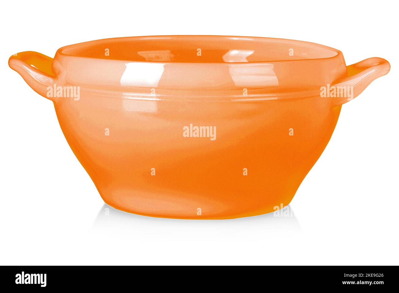 Piastra rossa profonda con manici per zuppa isolata su fondo bianco Foto Stock