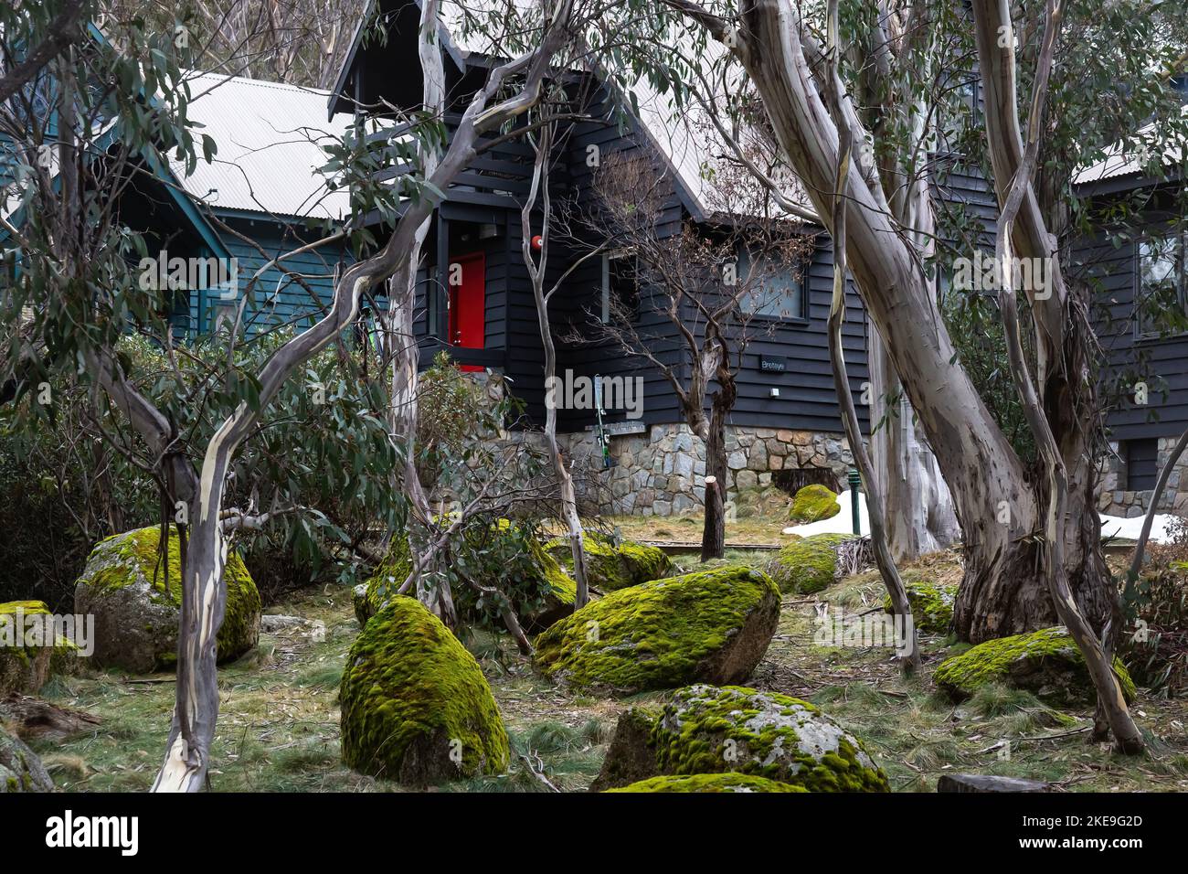 La stazione sciistica di Thredbo si trova all'interno del parco nazionale di Kosciuszko, nelle Snowy Mountains del NSW, in Australia. Ski Lodges, Thredbo Village. 11/7/22 Foto Stock