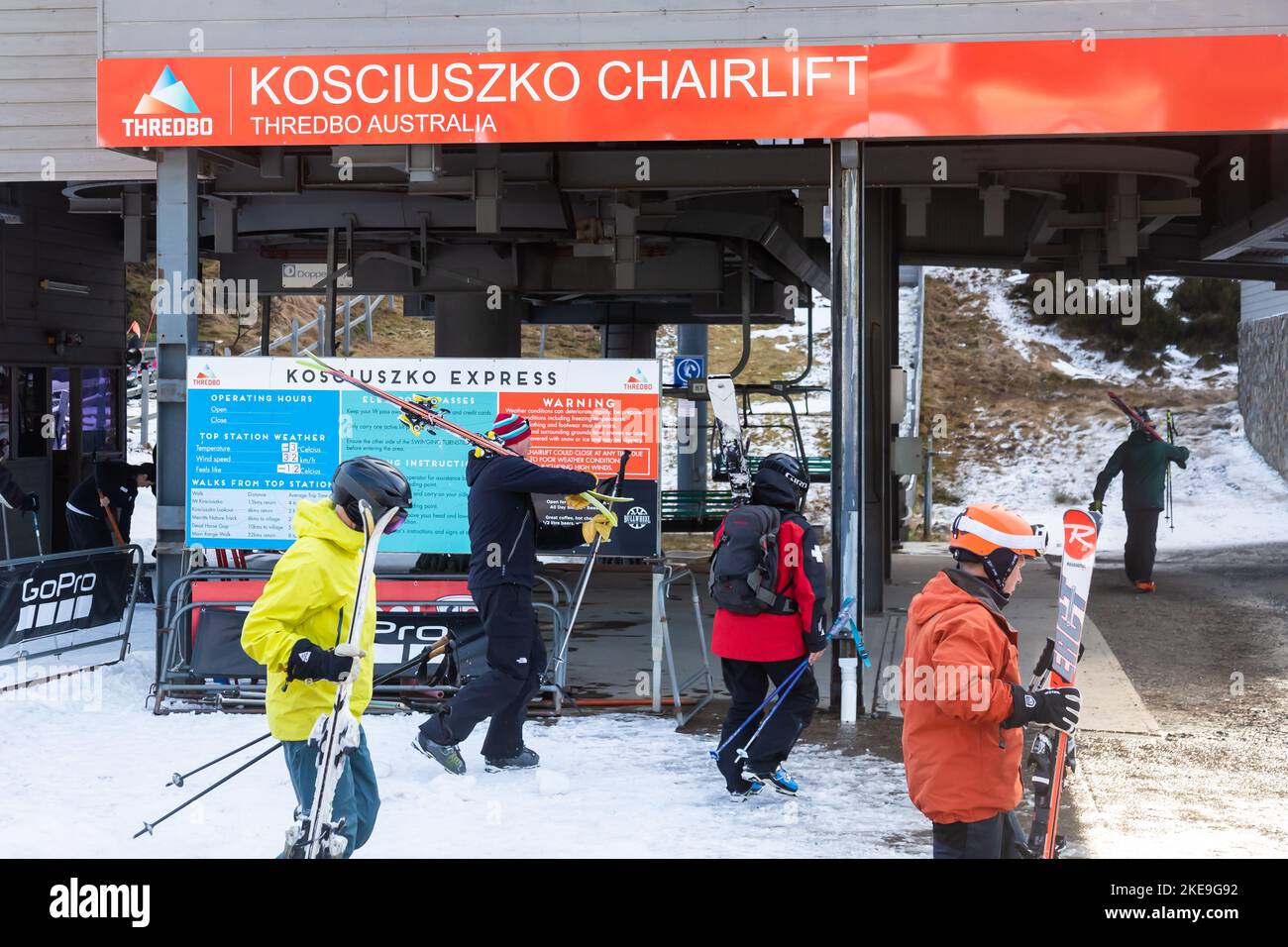 Il comprensorio sciistico di Thredbo si trova all'interno del parco nazionale di Kosciuszko, nelle Snowy Mountains del NSW, in Australia. Seggiovia Kosciuszko ingresso, 11/7/22 Foto Stock