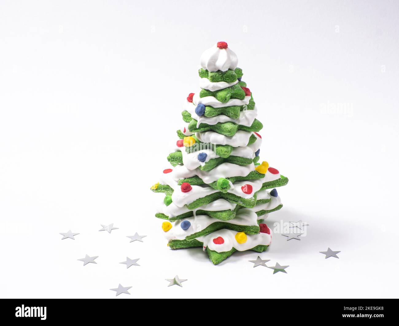 Albero di natale di biscotto verde fatto da taglierina di biscotto della stella su fondo bianco Foto Stock