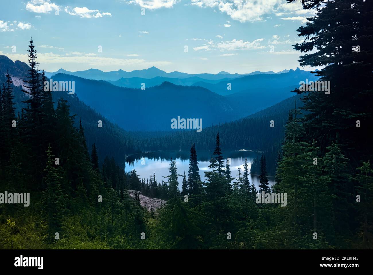 Lago incontaminato nelle North Cascades, Pacific Crest Trail, Washington, Stati Uniti Foto Stock