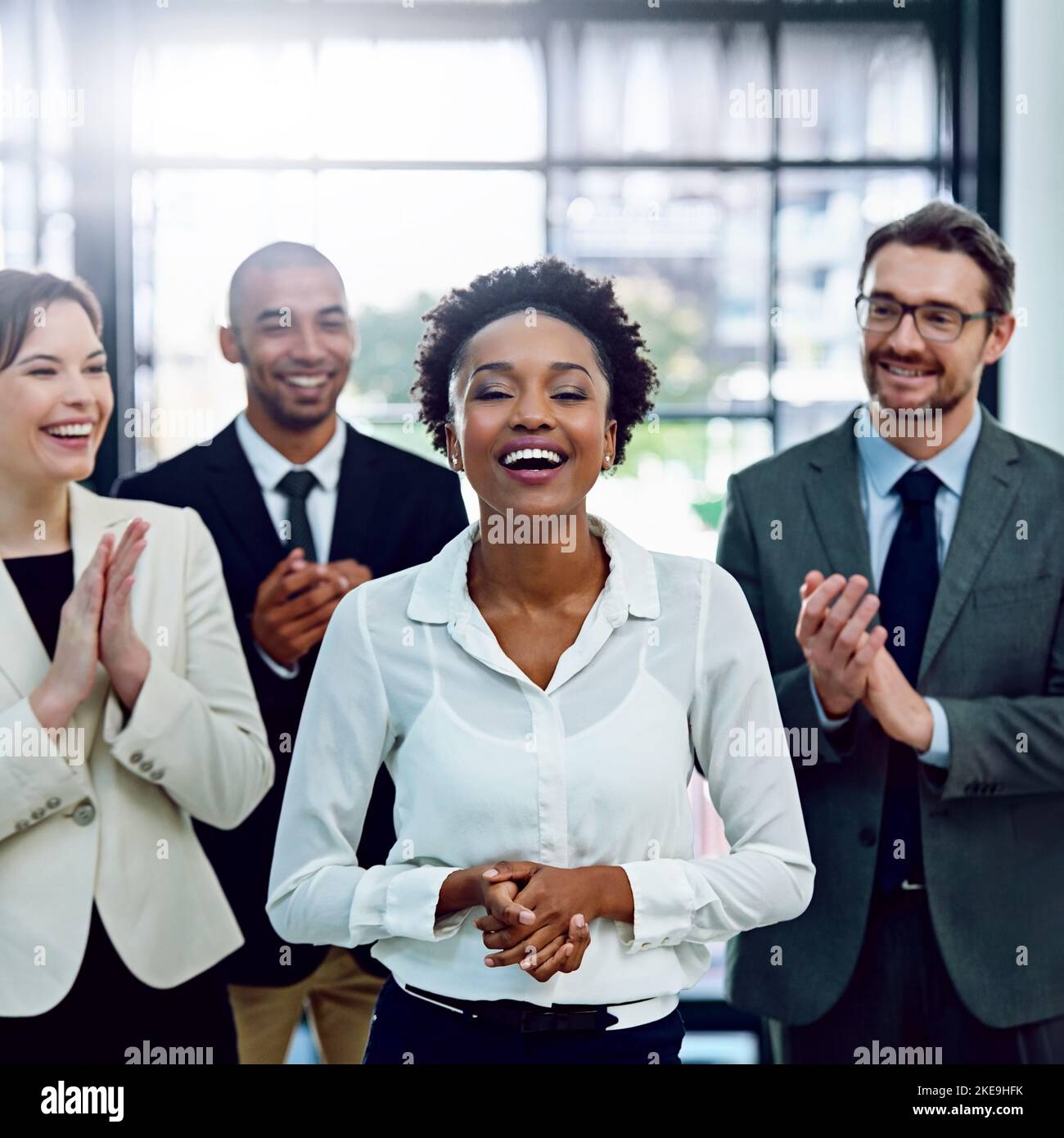Le ceneri hanno lavorato sodo per i suoi riconoscimenti. Ritratto di una donna d'affari di successo applaudita dai suoi colleghi in ufficio. Foto Stock