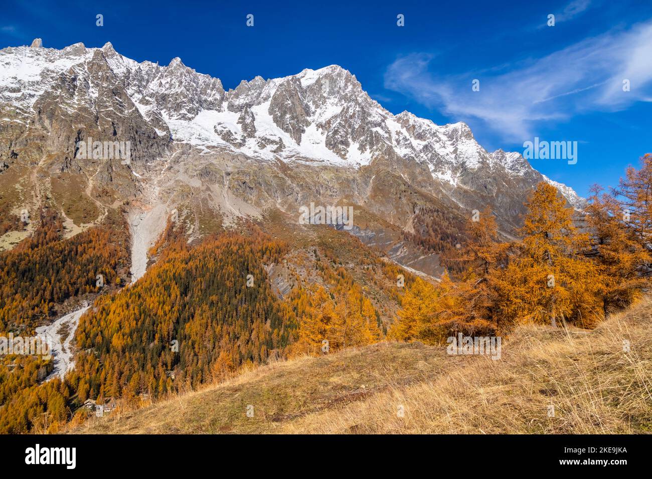 Vista sulle Grandes Jorasses e sul massiccio del Monte Bianco dal sentiero al rifugio Bertone in Valle Ferret in autunno. Valle del Ferret, Courmayeur, Distretto d'Aosta, Foto Stock