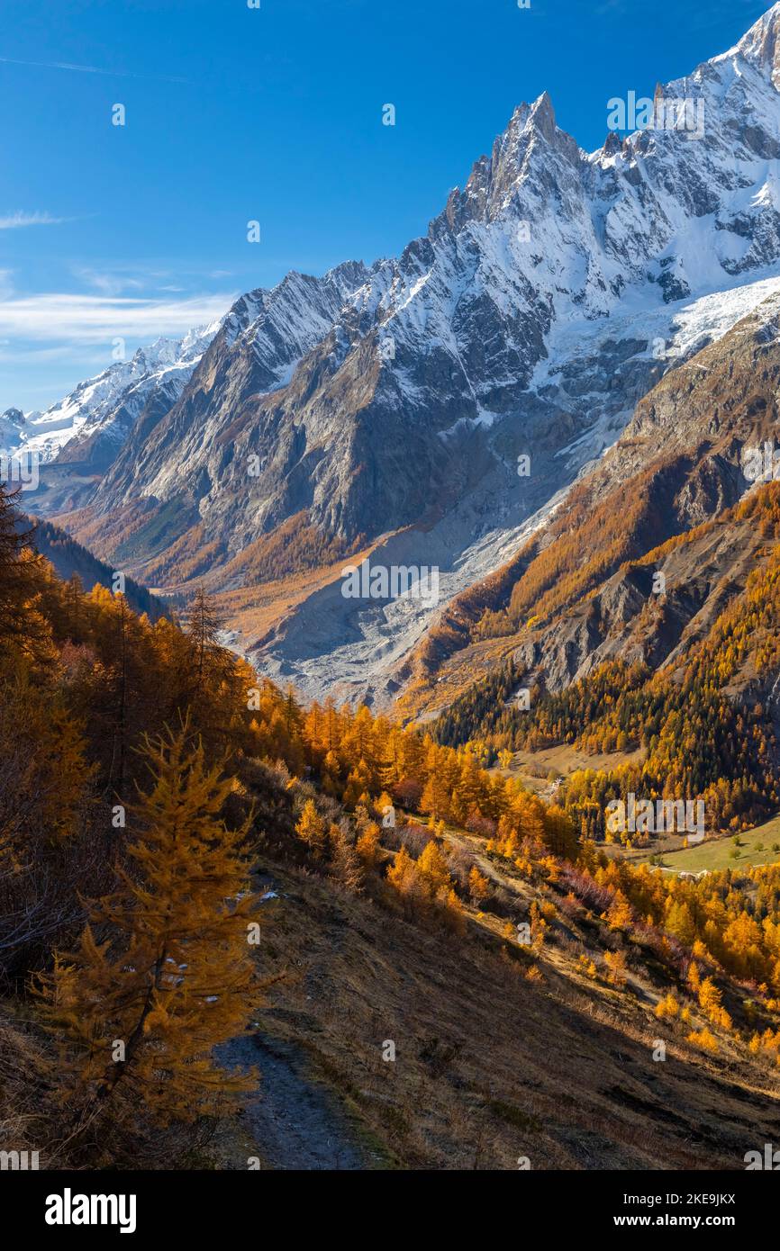 Vista sul Massiccio del Monte Bianco dal sentiero al Rifugio Bertone in autunno. Valle Ferret, Courmayeur, Distretto d'Aosta, Valle d'Aosta, Italia, Europa. Foto Stock