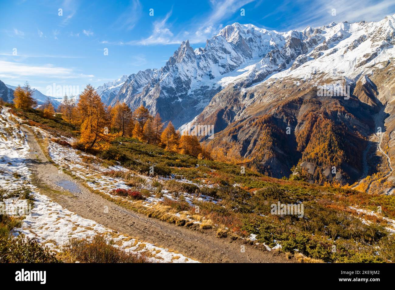 Vista sul Massiccio del Monte Bianco dal sentiero al Rifugio Bertone in autunno. Valle Ferret, Courmayeur, Distretto d'Aosta, Valle d'Aosta, Italia, Europa. Foto Stock