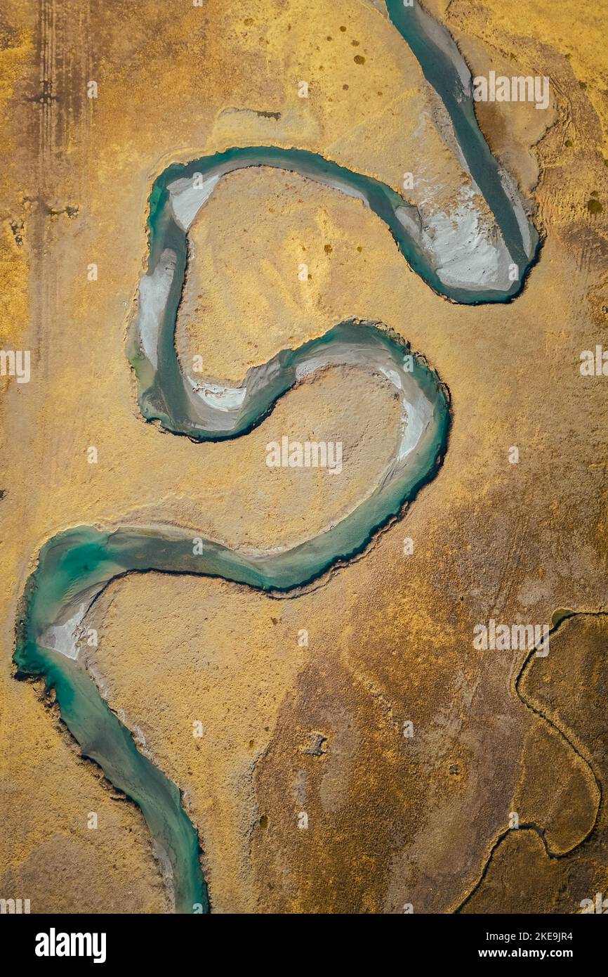 Veduta aerea del tortuoso fiume Duino in autunno nella valle della preda Rossa. Val Masino, provincia di Sondrio, Lombardia, Italia. Foto Stock
