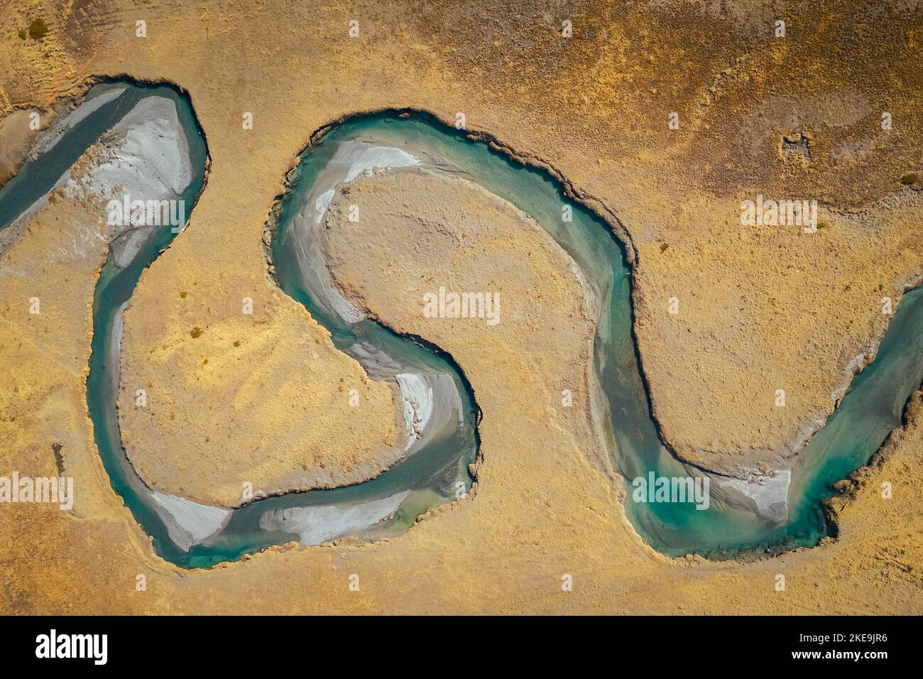 Veduta aerea del tortuoso fiume Duino in autunno nella valle della preda Rossa. Val Masino, provincia di Sondrio, Lombardia, Italia. Foto Stock