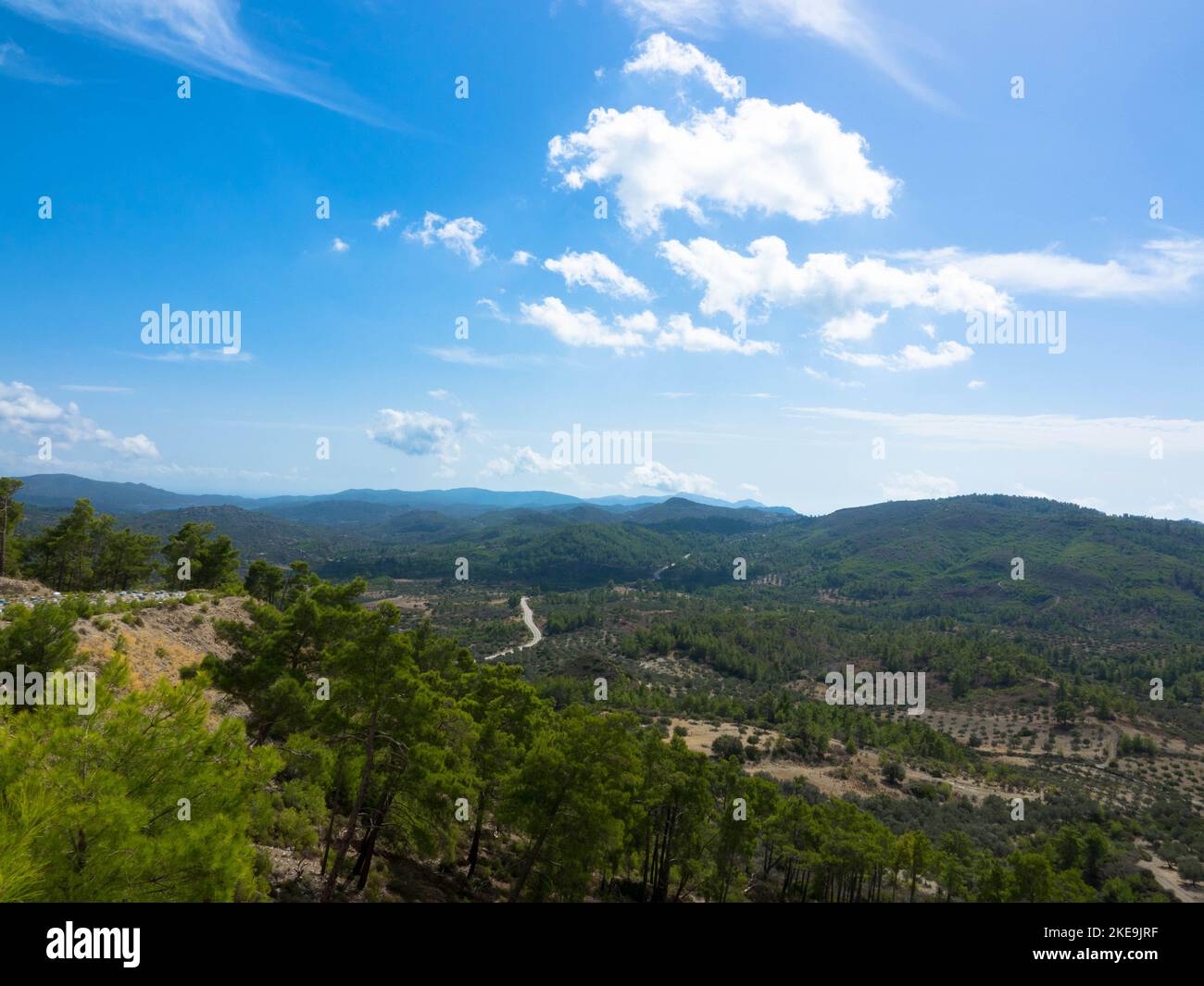 Vista panoramica del tipico paesaggio greco mediterraneo con colline, abeti e cespugli. Concetto di turismo e vacanze. Rhodos Island, Grecia. Foto Stock