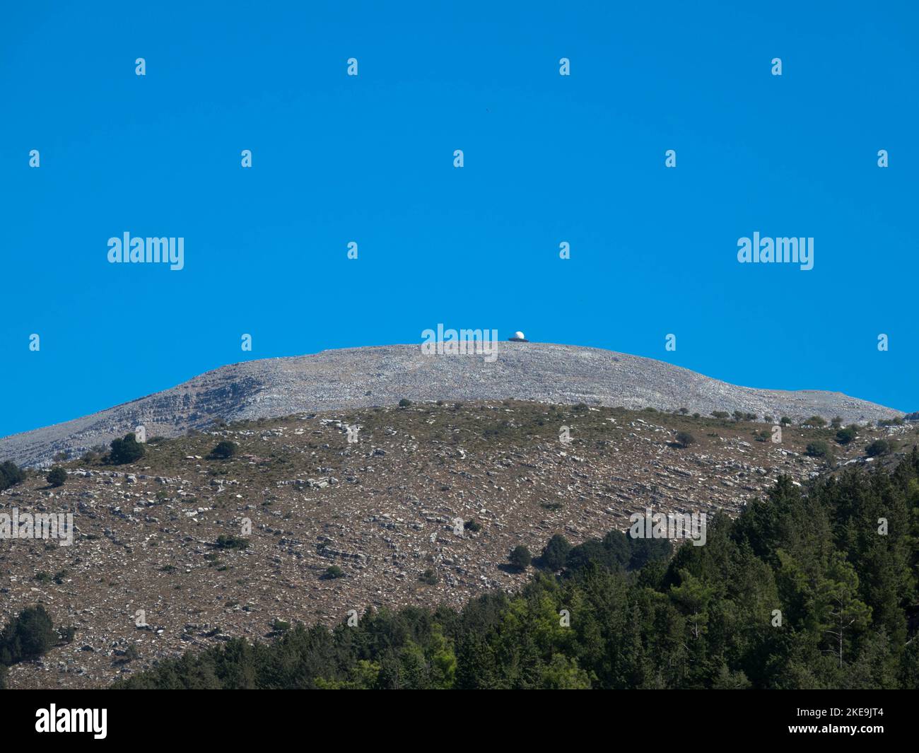 Vista panoramica sul monte Attavyros. È la montagna più alta dell'isola di Rodi nel Dodecaneso in Grecia. Foto Stock