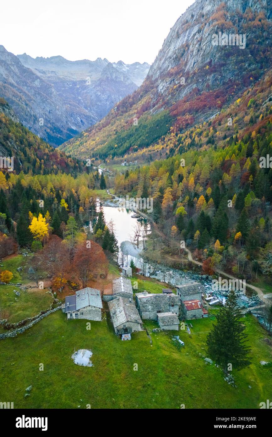 Veduta aerea della Val di Mello e della valle al tramonto in autunno. Val Masino, Valtellina Lombardia, Italia Europa. Foto Stock