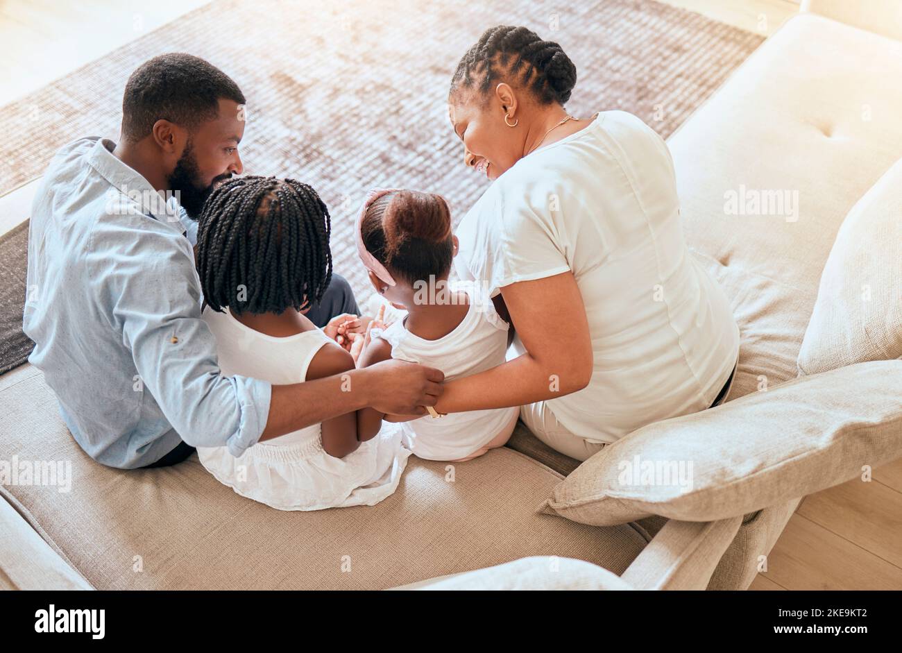 Famiglia nera, cura e amore mentre si lega sul divano del soggiorno con i bambini, madre e padre insieme con fiducia e sostegno. Uomo, donna e giovane Foto Stock