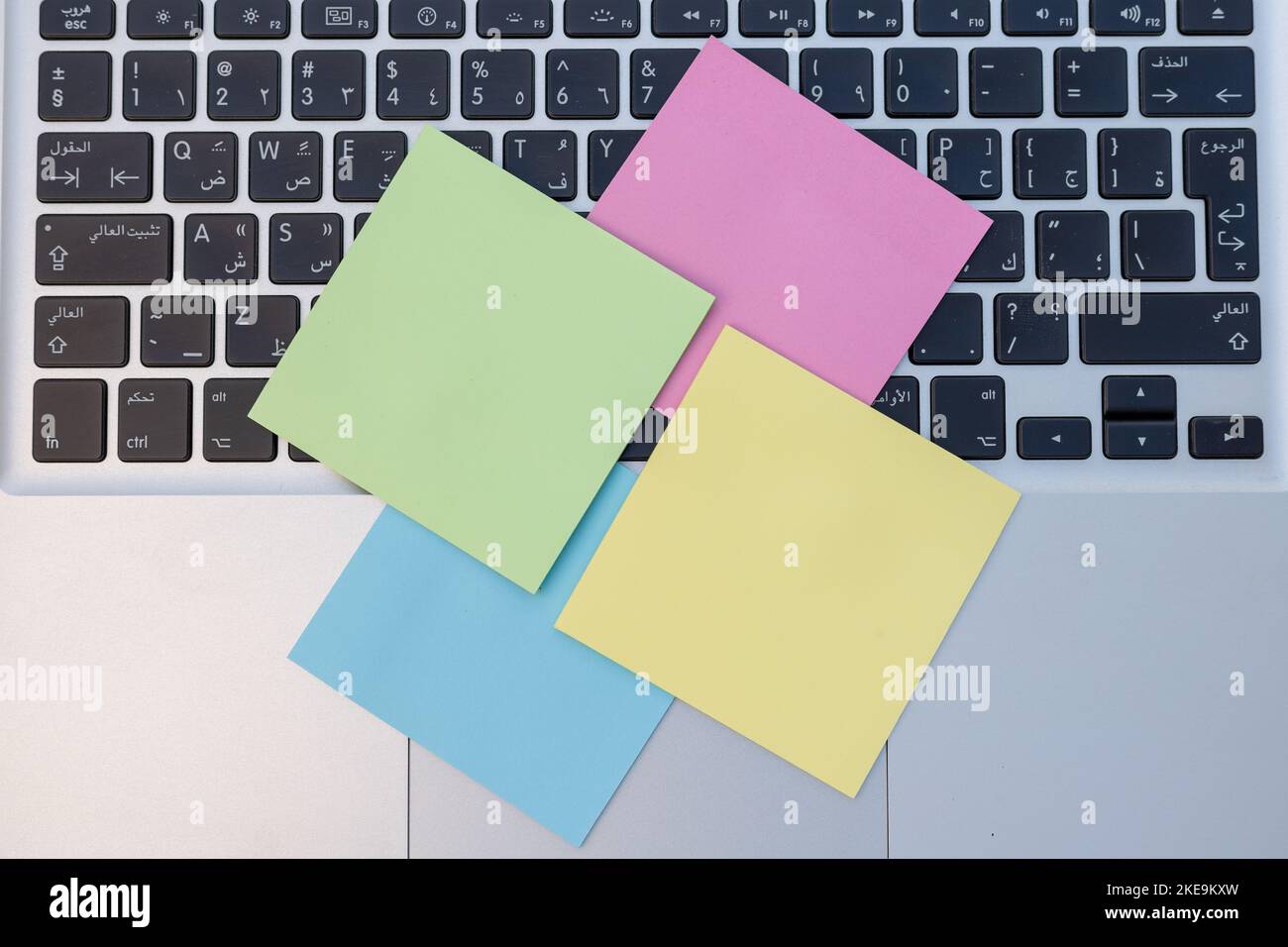 Tastiera del laptop piena di note adesive colorate. Concetto di sovraccarico del lavoro Foto Stock