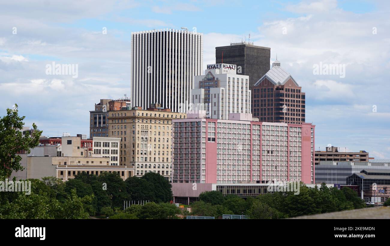 Un bellissimo scatto di grattacieli di Rochester, nel centro di New York, Stati Uniti contro alberi verdi Foto Stock
