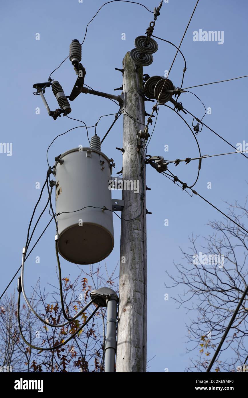 Trasformatore di distribuzione su palo di servizio Foto Stock