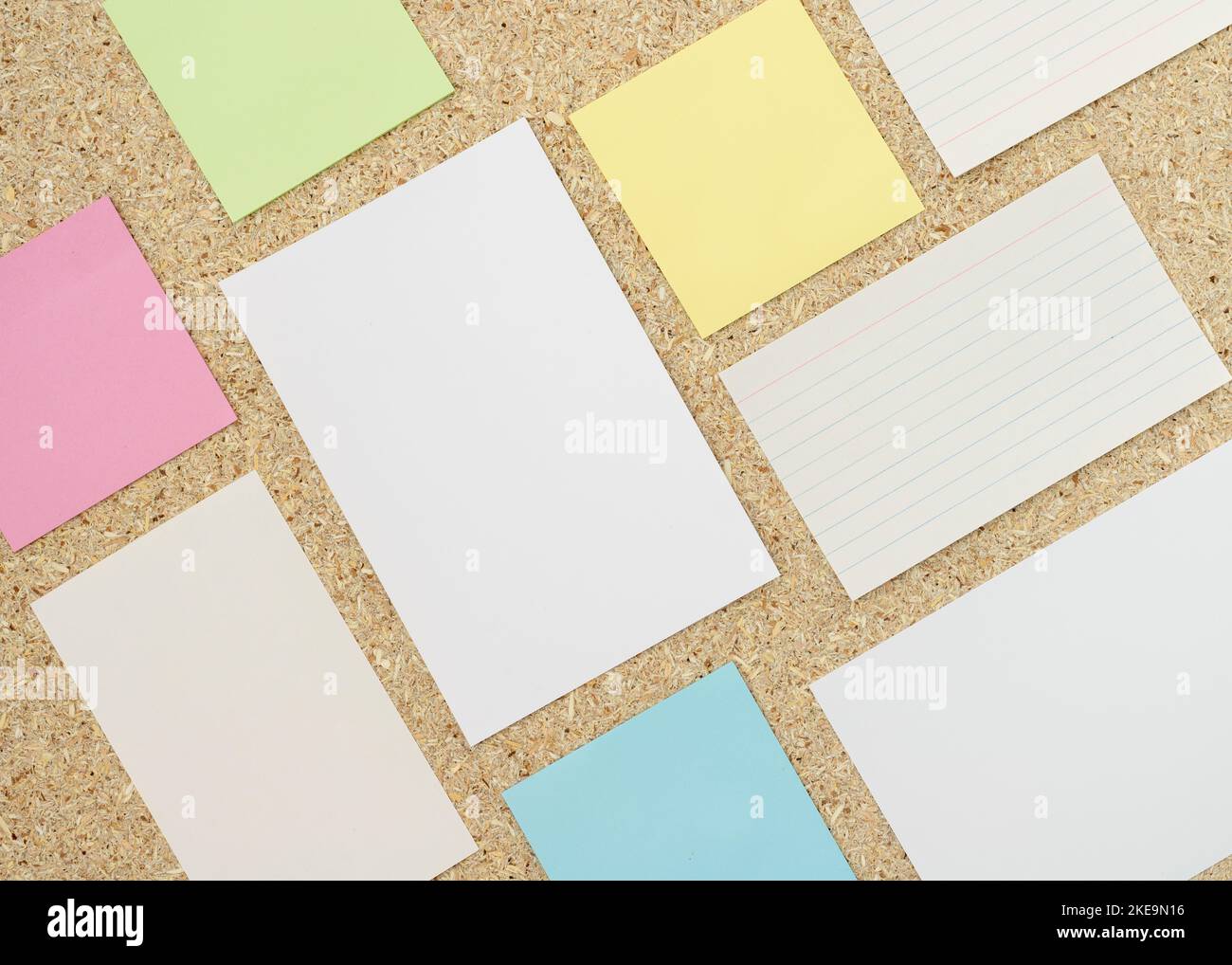 Note adesive vuote colorate di varie dimensioni e colori Foto Stock