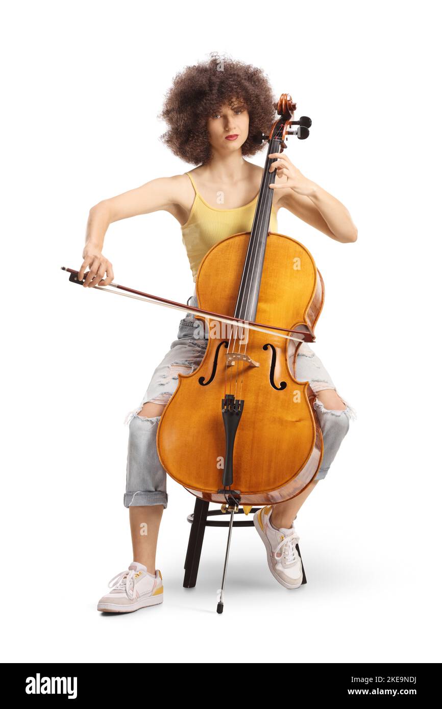Artista femminile seduto e suonando un violoncello isolato su sfondo bianco Foto Stock