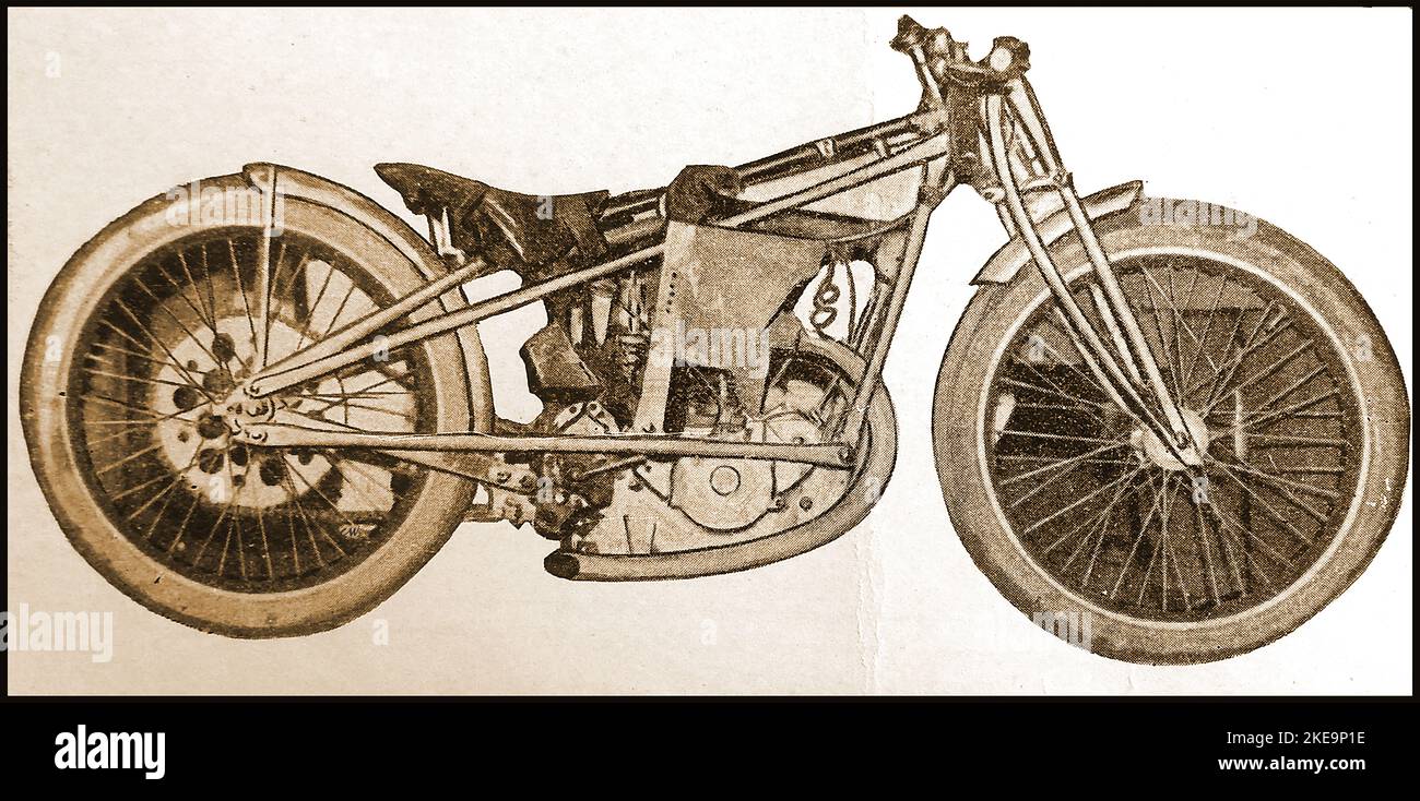 Motocicletta Rudge Special speedway degli anni '30 guidata da Jim Kempster. Ernest Arthur David Kempster (Londra, 1900 – 1945) è stato un . Il suo soprannome popolare era 'sorridendo Jim Kempster'. Morì in un incidente aereo il 29 giugno 1945 durante la seconda guerra mondiale, mentre serviva con l'Ausiliare del trasporto aereo ed è sepolto al cimitero di guerra di Rheinberg. Il Rudge Special è apparso nel 1938 e nonostante il suo nome era la motocicletta standard da 500 cc nella sua gamma , in seguito sarà eclissato da Eclipsed dalla Sports Special . Foto Stock