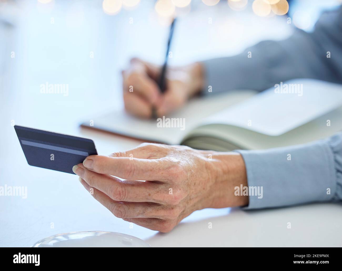 Carta di credito, contabile donna e mani scrivere informazioni bancarie in notebook per i dettagli di pagamento in un ufficio per la gestione finanziaria. Donna d'affari Foto Stock