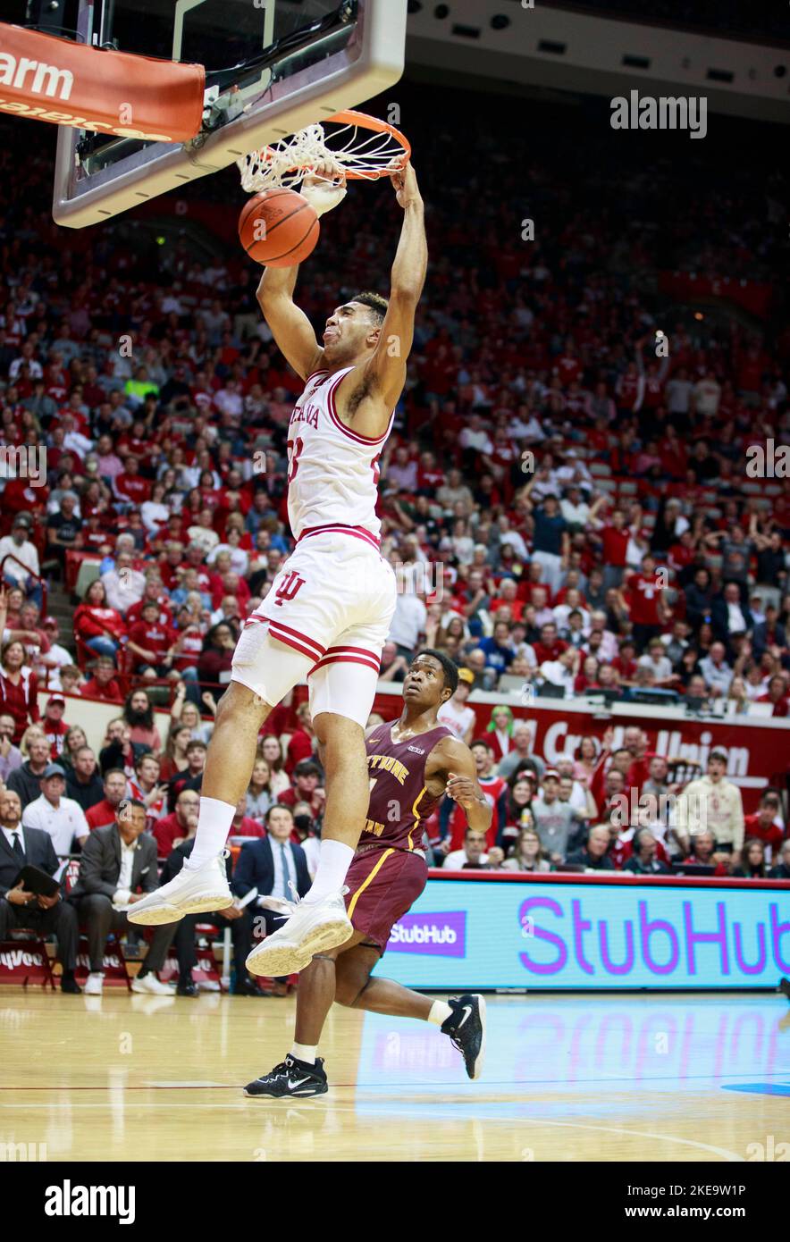 Bloomington, Stati Uniti. 10th Nov 2022. L'Indiana Hoosiers Forward Trayce Jackson-Davis (23) si inzuppa contro i Bethune-Cookman Wildcats durante una partita di basket NCAA a Bloomington. L'Indiana batte i Bethune-Cookman Wildcats 101-49. (Foto di Jeremy Hogan/SOPA Images/Sipa USA) Credit: Sipa USA/Alamy Live News Foto Stock