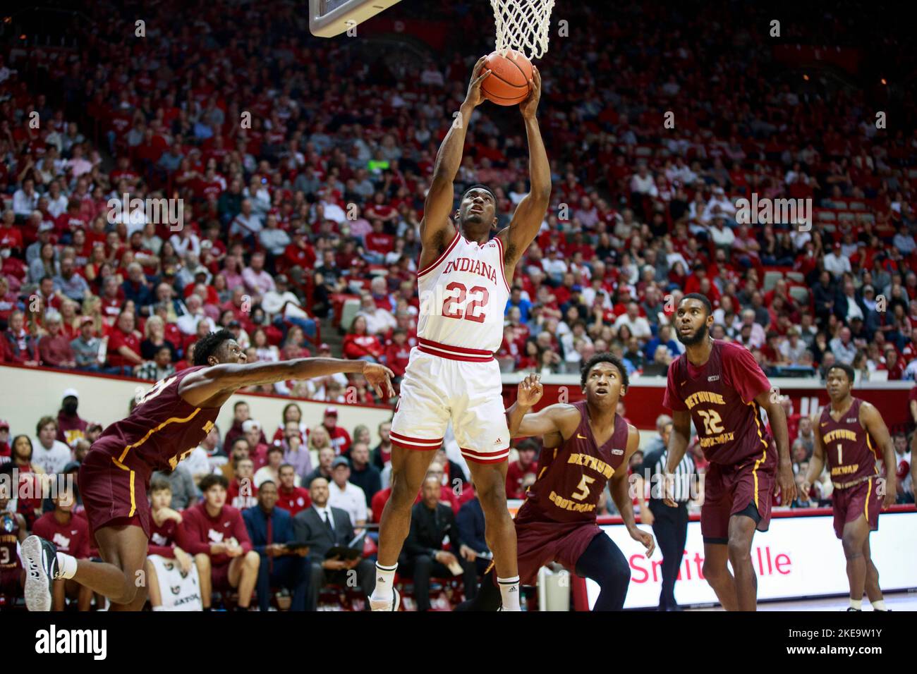 Bloomington, Stati Uniti. 10th Nov 2022. Indiana Hoosiers Forward Jordan Geronimo (22) gioca contro i Bethune-Cookman Wildcats durante una partita di basket NCAA a Bloomington. L'Indiana batte i Bethune-Cookman Wildcats 101-49. (Foto di Jeremy Hogan/SOPA Images/Sipa USA) Credit: Sipa USA/Alamy Live News Foto Stock