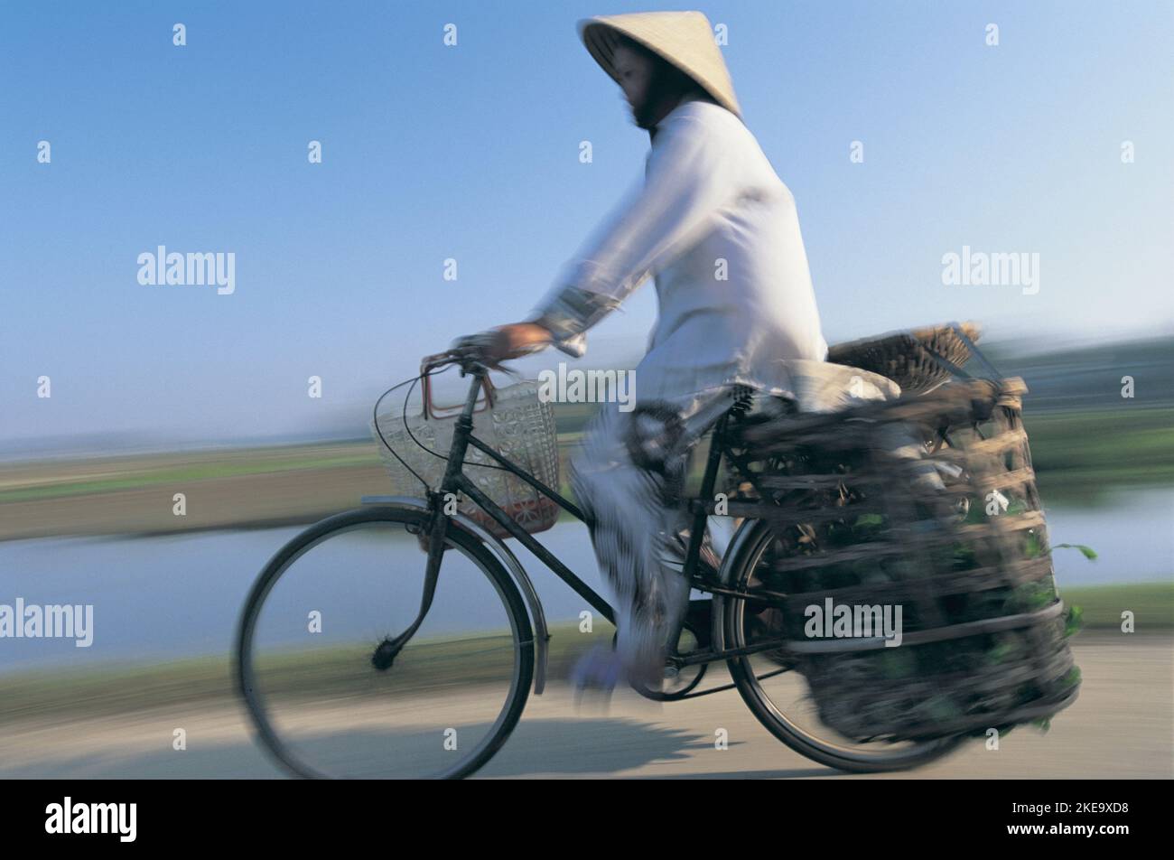 Ciclista, nr Hue, Vietnam Foto Stock