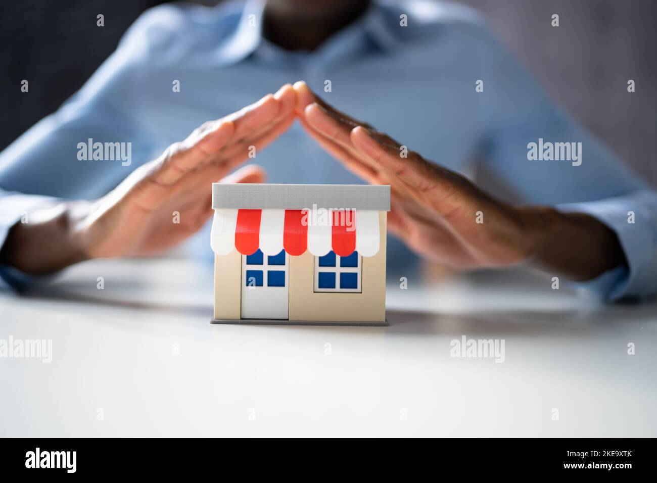 Valutazione del Small Business Store da parte dell'ispettore. Negozio locale Franchise Real Estate Foto Stock