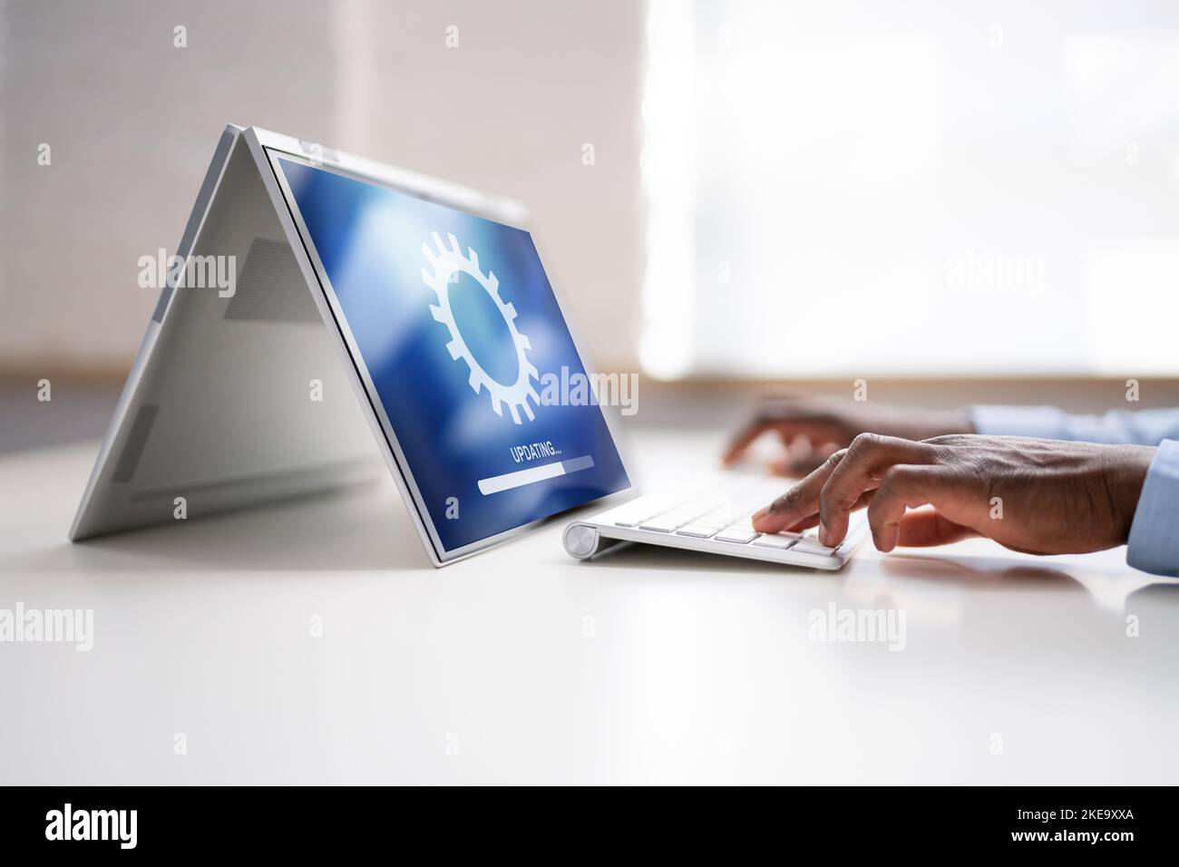 Aggiornamento in linea di Business computer. Avanzamento aggiornamento software Foto Stock