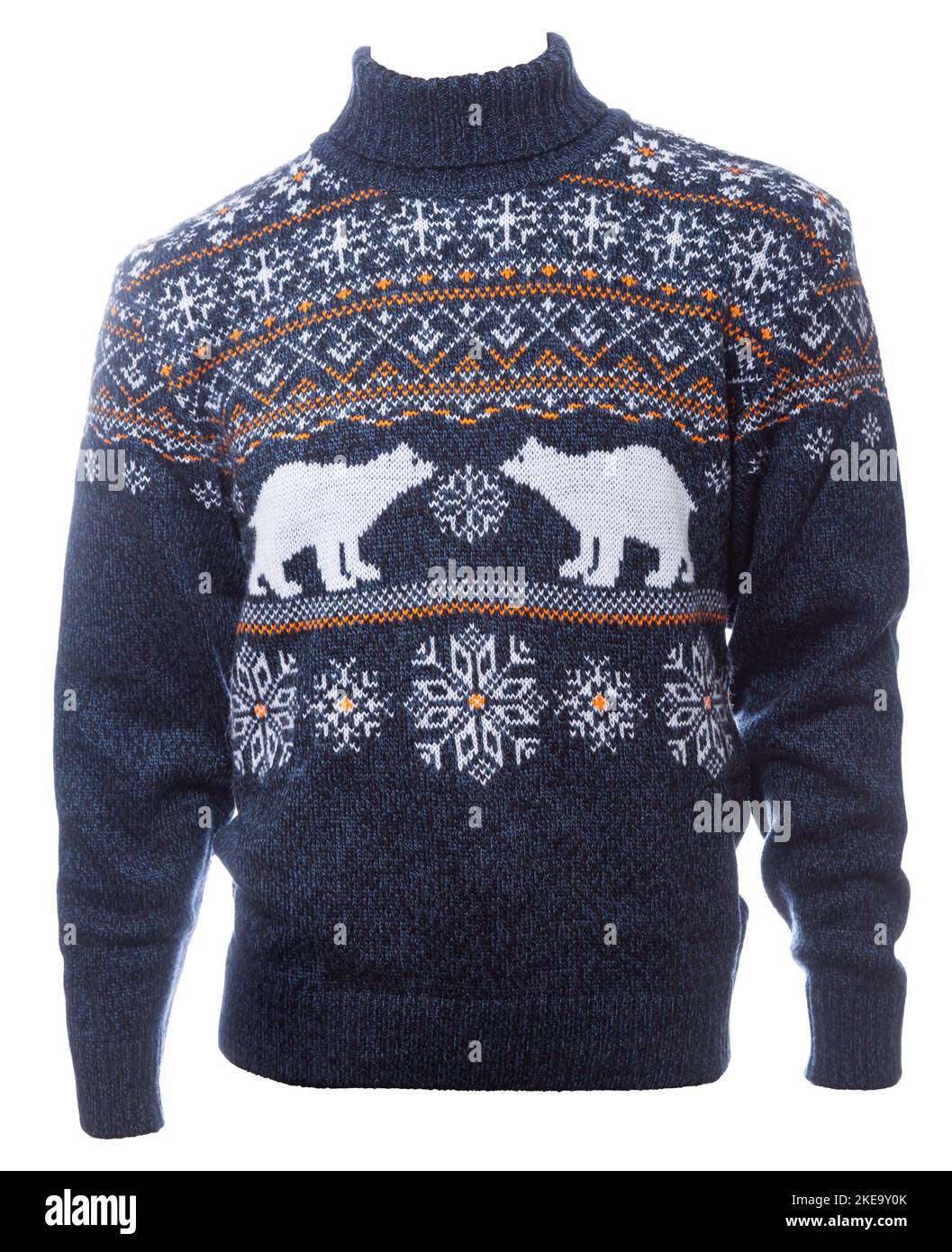 Pullover natalizio a maglia blu dal design tradizionale con ornamento in orso (noto anche come Ugly Sweater) modello isolato su sfondo bianco Foto Stock
