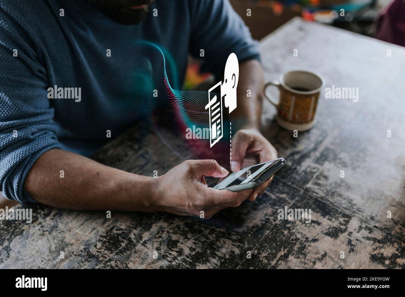 Uomo che legge notizie false sui social media Foto Stock