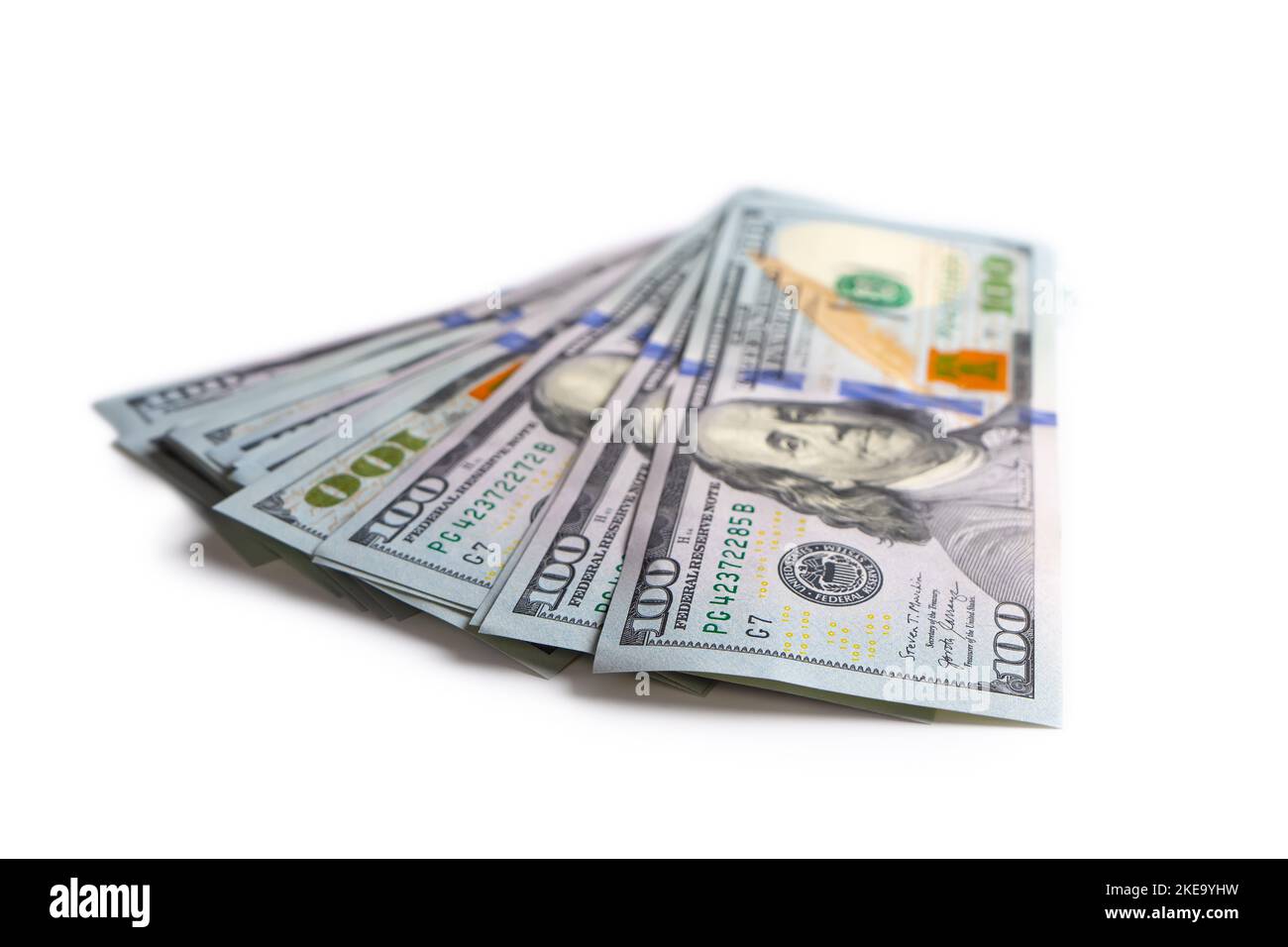 Pila di fatture in dollari statunitensi di nuovo design isolate su sfondo bianco. Centinaia di banconote in dollari. Vista dall'alto, disposizione piatta. Business, finanza, banca, curre Foto Stock