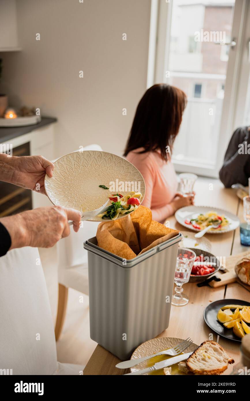 Pulizia della famiglia dopo cena Foto Stock