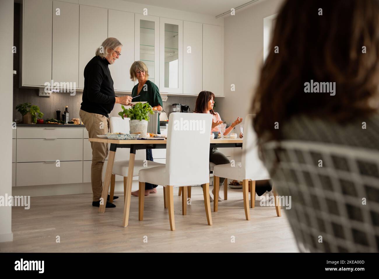 Pulizia della famiglia dopo cena Foto Stock