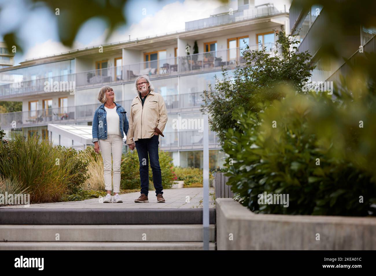Coppia senior che tiene le mani in zona residenziale Foto Stock