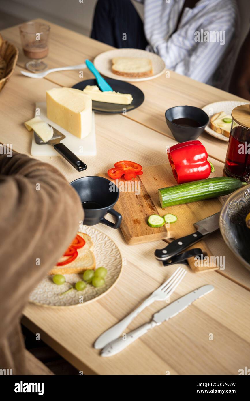 Cibi per la colazione su un tavolo di legno Foto Stock
