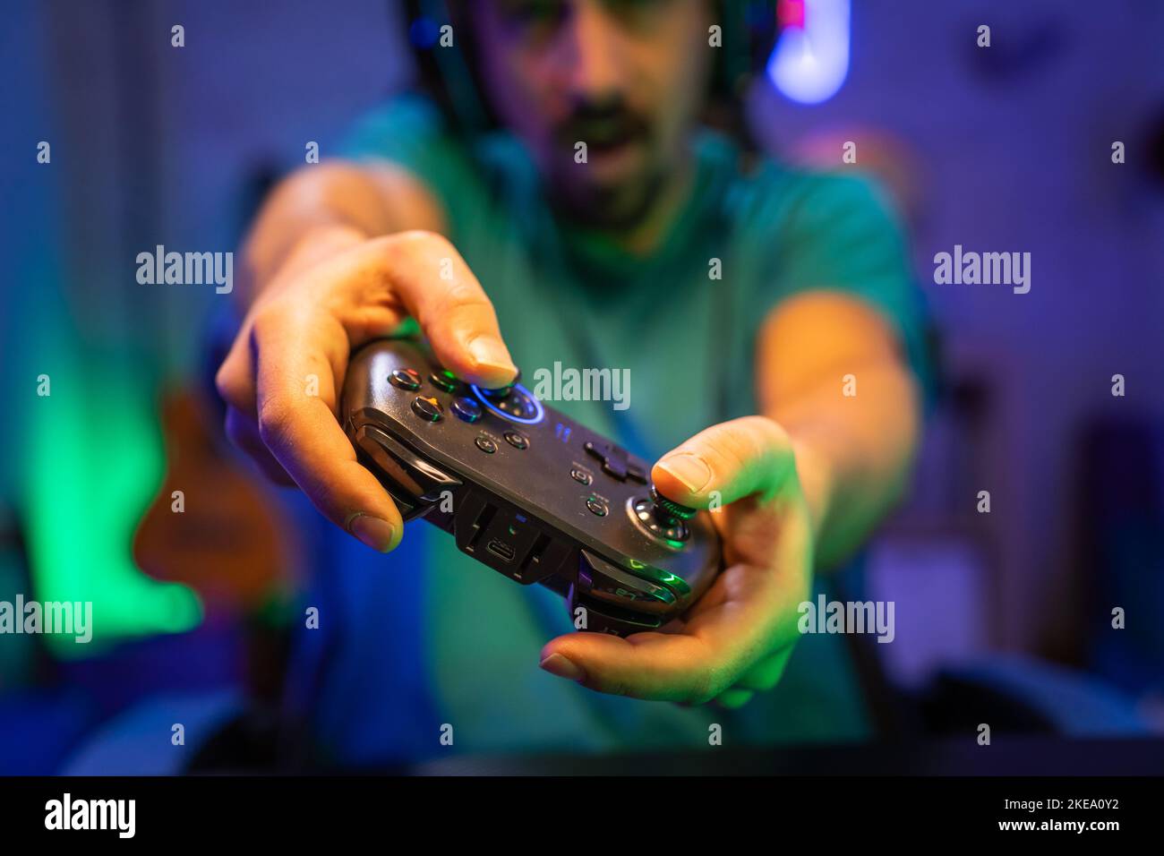 I gamer moderni giocano a videogame con gamepad in una sala di intrattenimento tecnologica, cyberspace. Foto Stock