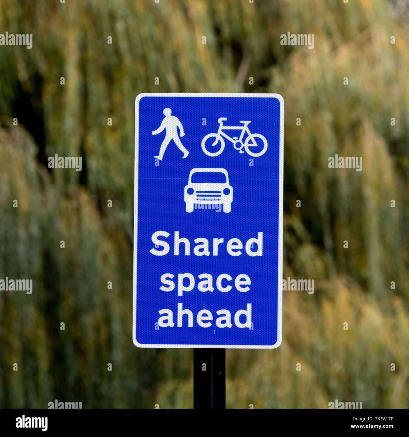 Cartello Shared space ahead, Stratford-upon-Avon, Regno Unito Foto Stock