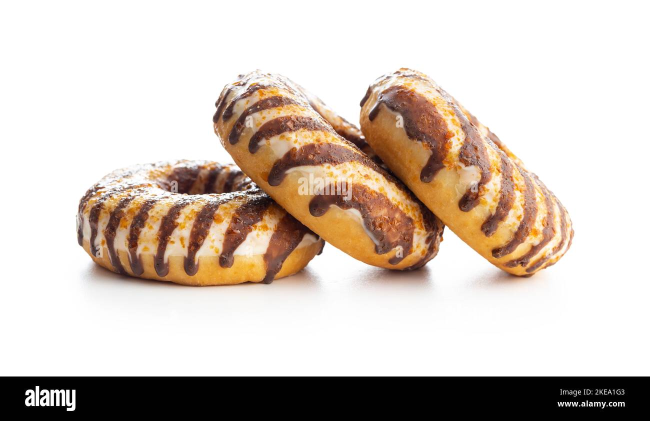 Ciambelle al cioccolato e glassa al caramello isolate su fondo bianco. Foto Stock